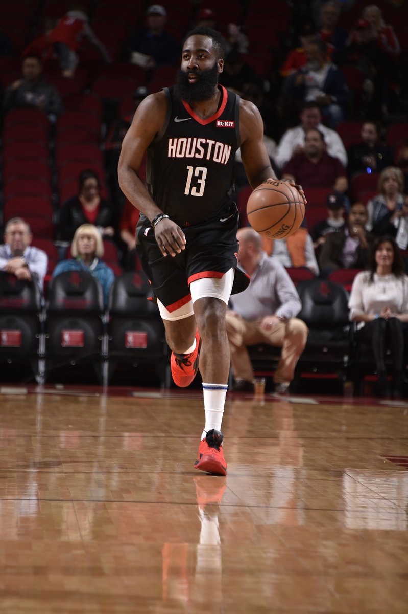 阿隆索驾车离开伯纳乌获皇马球迷力挺：耐心点，我们信任你！（伯纳乌外，皇马球迷为阿隆索打气：耐心点，我们相信你！）