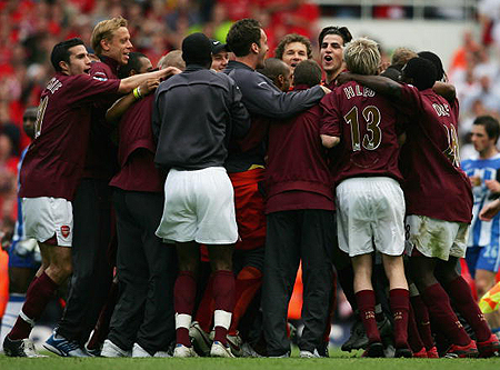 李嗣镕姐弟俩观战足协杯决赛，姐姐晒明媚穿搭，与张稀哲合影（李嗣镕姐弟亮相足协杯决赛现场，姐姐晒活力穿搭并与张稀哲合影）