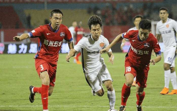 古德利晒防守贝林厄姆照片，后者调侃：抱得太紧了兄弟🤣❤️（古德利晒与贝林厄姆对抗照，贝林厄姆打趣：兄弟，你抱得太紧了🤣❤️）